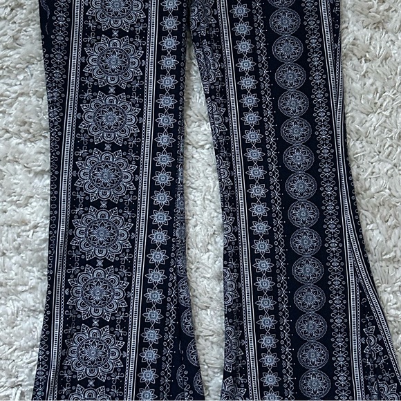 SATINA High-Waisted Flare Leggings - Picture 7 of 15